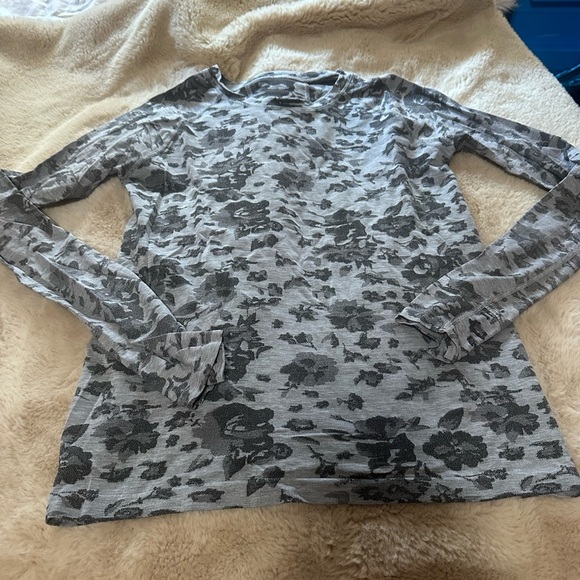 Athleta Momentum Seamless Long Sleeve Gray Floral Tee 6 - Picture 2 of 3